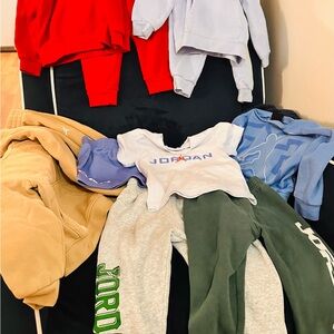 5 sets of jordan and 2 jogger fans Jordan. In good condition.